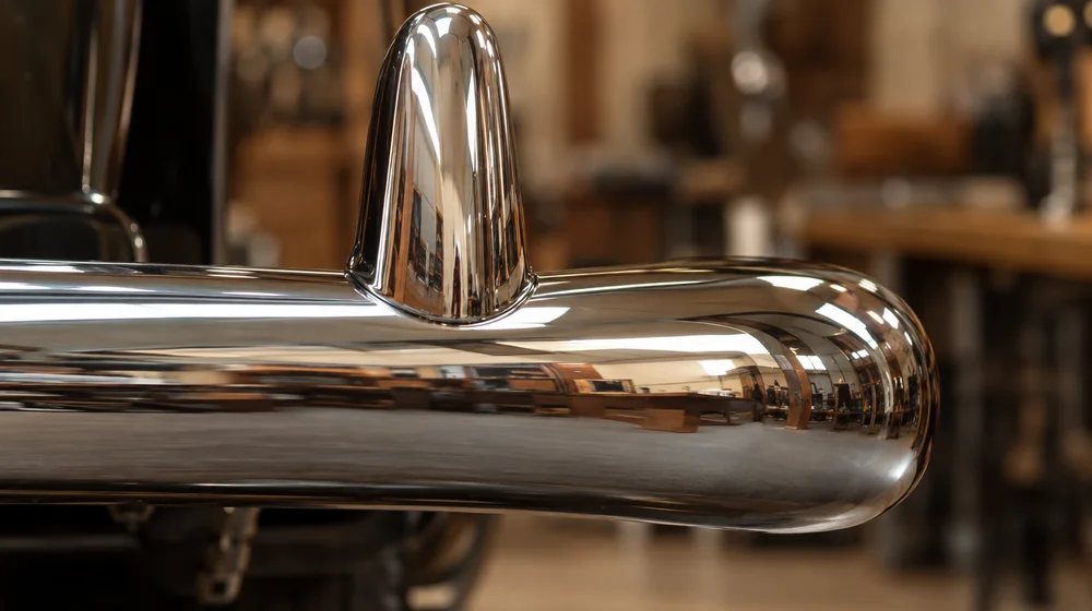 Gepolijste chromen oldtimer bumper
